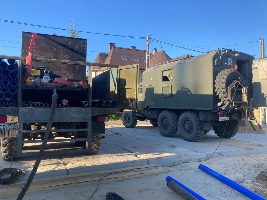 Буровая техника на объекте в посёлке